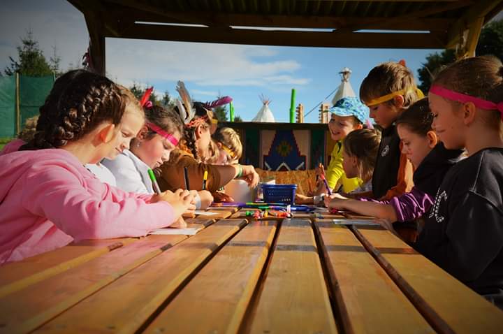 dzieci podczas urodziny w Wioska Indiańska w Starym waliszowie bawią się