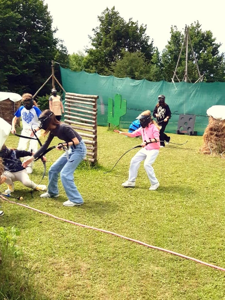 podczas wycieczki młodzież ma atrakcje- archery tag