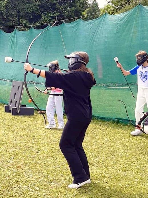 w wiosce indiańskiej w starym waliszowie młodzież podczas koloni, wycieczki ma atrakcje