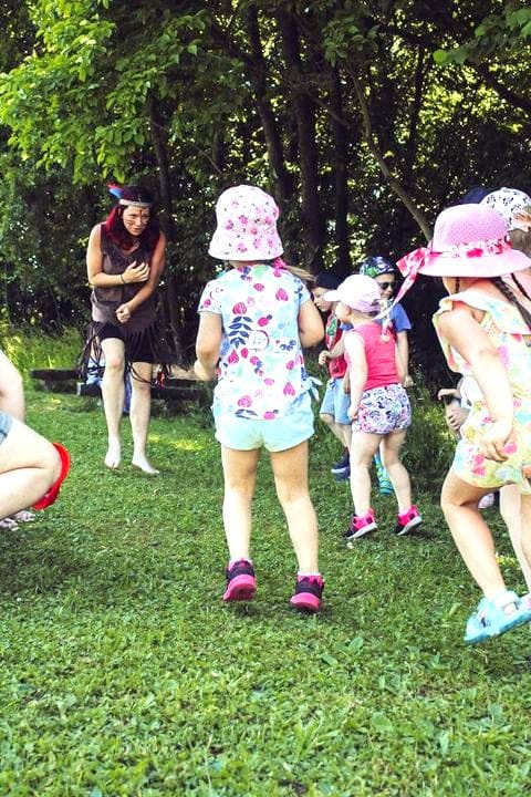 bawiące się dzieci podczas wycieczki w wiosce indiańskiej w starym waliszowie - atrkcja na ziemii kłodzkiej