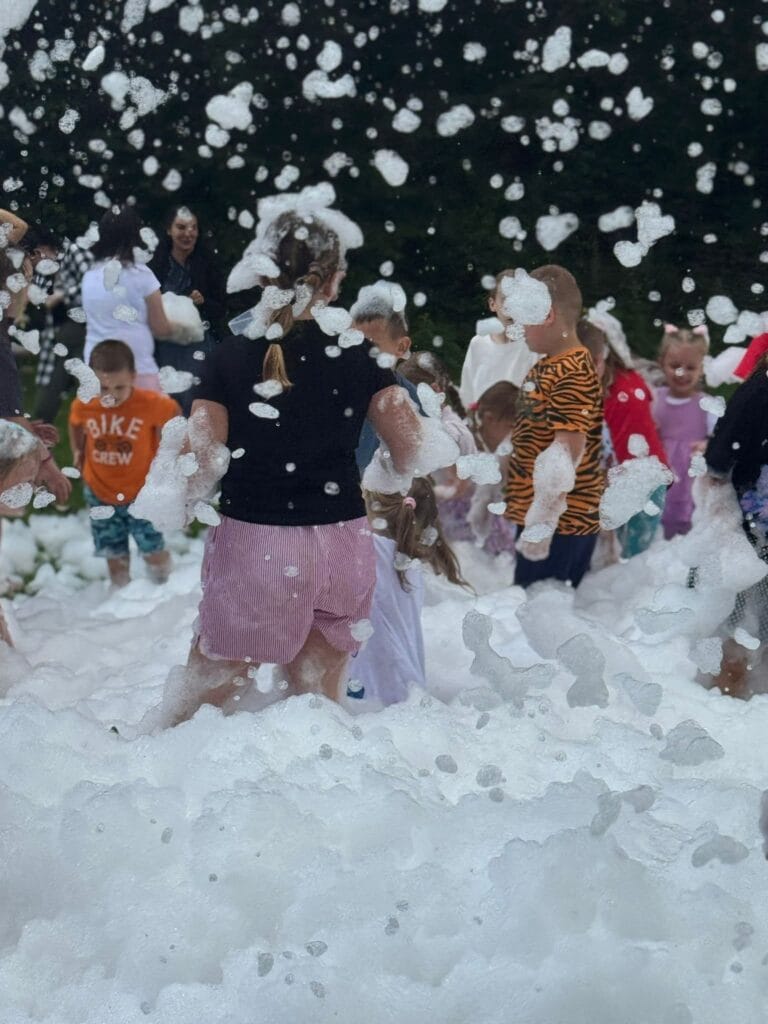 dzieci w pianie podczas festynu i imprezy rodzinnej